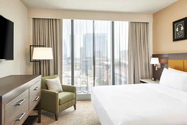 جناح بسرير كينج مع أريكة، Embassy Suites by Hilton Nashville Downtown Convention Center 3/5