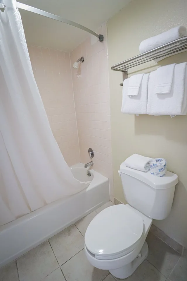 غرفة بسرير كينج، University Inn Suites 2/2