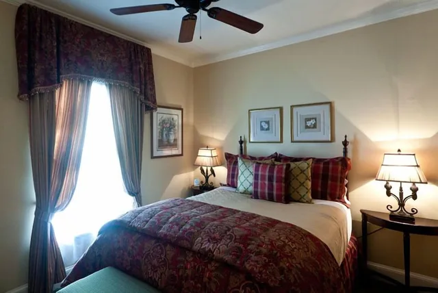 Gold, King Bed، The Kenwood Inn 1/2