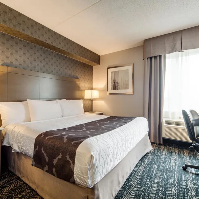 جناح بسرير كينج وسرير كوين مع أريكة، Monte Carlo Inn Brampton Suites 2/6