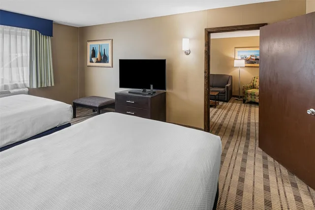 جناح بسريرين كوين مع أريكة بمنطقة جلوس لذوي الإعاقة، Best Western Providence Warwick Airport Inn 1/7