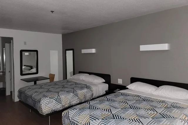 جناح بسريرين كوين، Rodeway Inn & Suites Rancho Mirage - Palm Desert Area 1/6