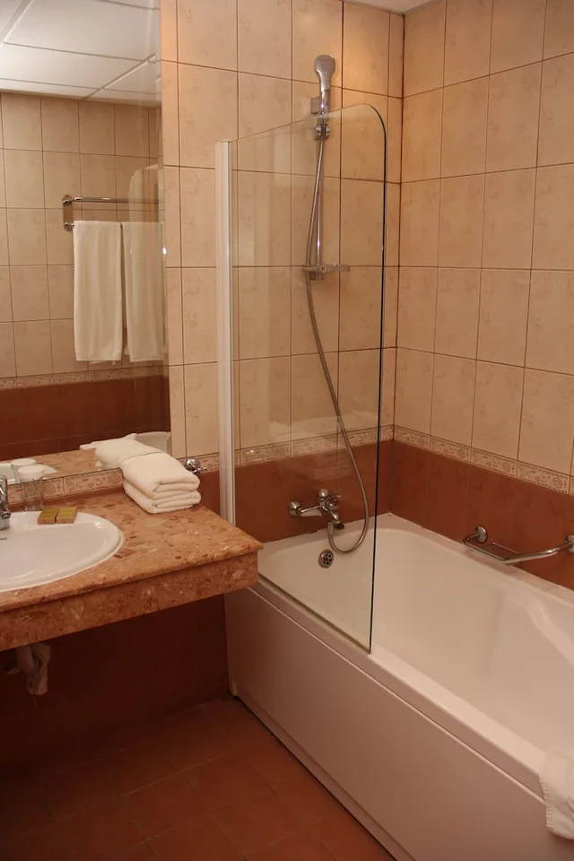 غرفة بسرير كوين بإطلالة على البحر بشرفة، Apollo Resort 5/8