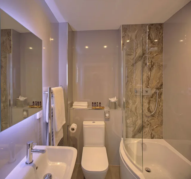 Superior, Queen Bed, Vineyard View، Denbies Farmhouse Accommodation 1/1