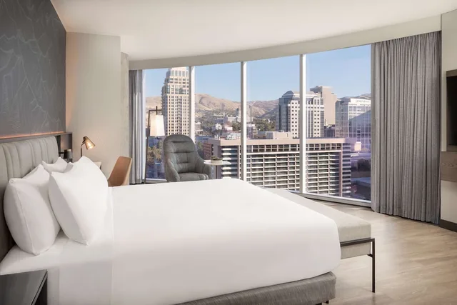 Room, King Bed, Corner, Hyatt Regency Salt Lake City 1/4