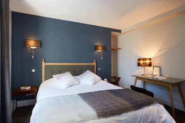 Comfort, Queen Bed, Patio, Hotel the Originals Saint Valery Sur Somme La Colonne de Bronze Ex In 3/10