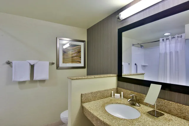 room, 2 queen beds, Courtyard Clarksville 2/2