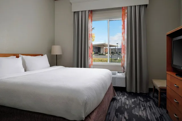 جناح بسرير كينج مع أريكة لذوي الإعاقة، Fairfield Inn And Suites Indianapolis East 1/2
