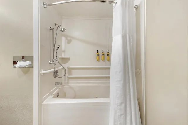 غرفة قياسية بسرير كوين يُسمح فيها بالحيوانات الأليفة بحوض جاكوزي لذوي الإعاقة، Best Western Plus Burley Inn & Convention Center 6/6
