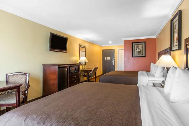 غرفة بسريرين كينج، Quality Inn and Suites Bell Gardens Los Angeles 2/5