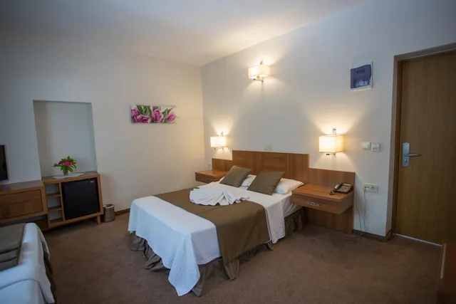 غرفة ثلاثية بإطلالة على الحديقة، Melis Otel 4/6