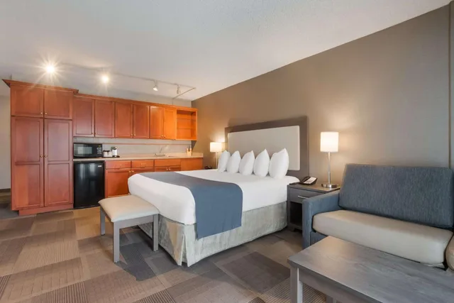 Room, King Bed, Sofa, Best Western St Catharines Hotel Conference Centre 3/7