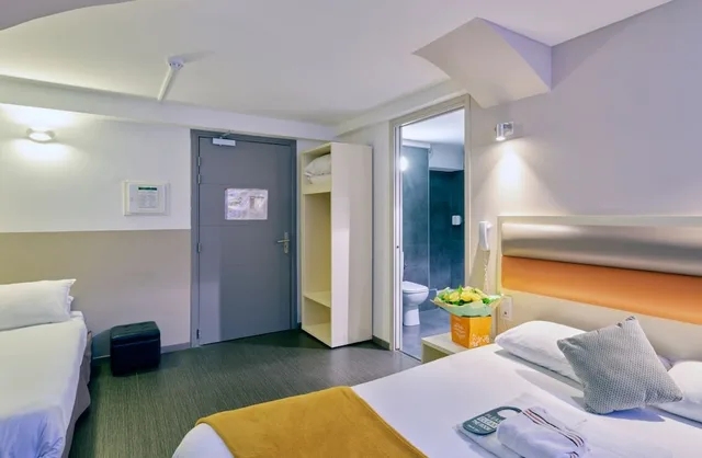 غرفة ثلاثية بسرير مزدوج وسرير فردي، Adonis Hotel Strasbourg 2/4