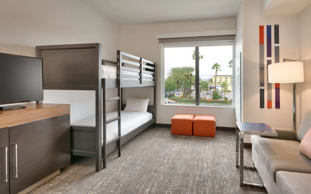 غرفة بسرير كينج مع أريكة لذوي الإعاقة، Hampton Inn Suites Anaheim Resort Convention Center 2/2
