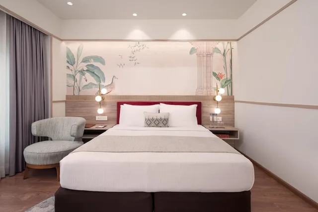 غرفة بريميوم بسرير كينج، Nidhivan Sarovar Portico Vrindavan 2/5