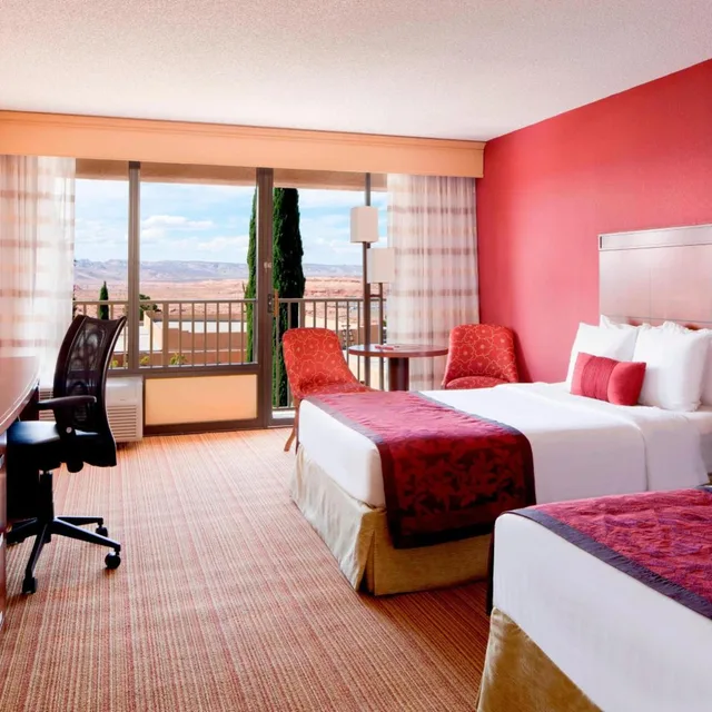 غرفة بسريرين كوين بحوض استحمام لذوي الإعاقة، Courtyard Page At Lake Powell 2/2