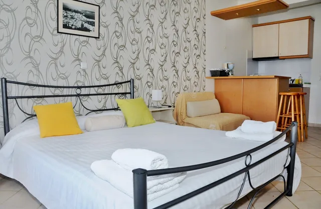 استوديو بسرير كوين بإطلالة جزئية على البحر، Kastro Hotel 1/6