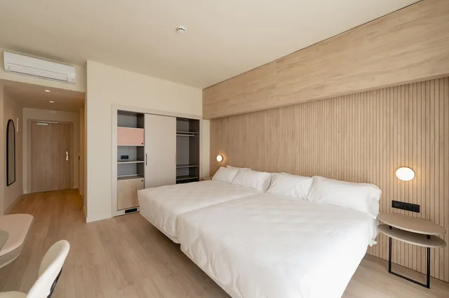 غرفة سوبيريور بسرير كوين بإطلالة على البحر بشرفة مع أريكة، RH Silene Hotel & Spa 4 Sup 1/2