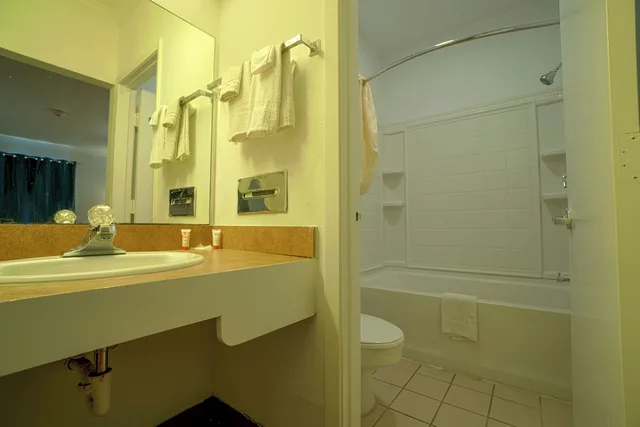 room, 2 queen beds, OYO Hotel Kingsville - Hwy 77 7/7