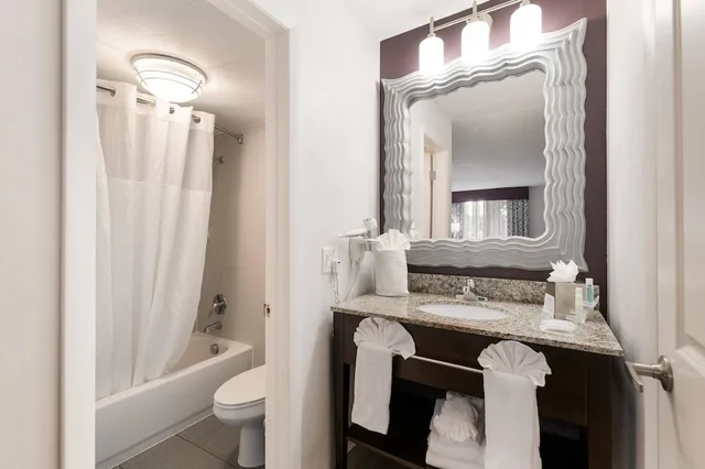 جناح بسريرين كوين مع أريكة يُسمح فيها بالحيوانات الأليفة، Clarion Inn & Suites Across From Universal Orlando Resort 8/10