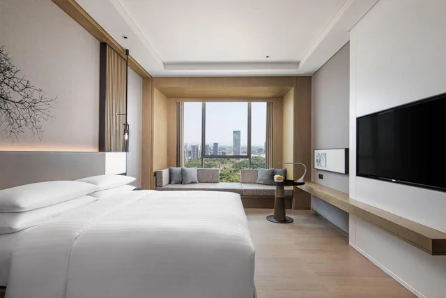 غرفة بسرير كينج بإطلالة على البحيرة في طابق مرتفع، Courtyard by Marriott Chengdu South 2/5