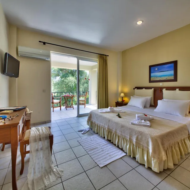 غرفة بسرير مزدوج أو سريرين منفصلين بإطلالة على الحديقة، Paxos Club Resort & Spa 1/3