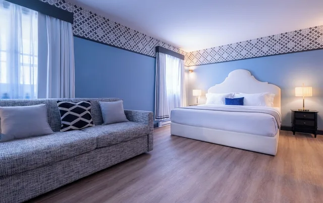 جناح جونيور بسرير كوين مع أريكة، Acadia Hotel 5/9