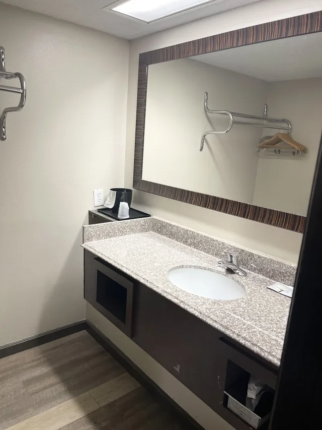 غرفة قياسية مفردة بسرير كوين، Royal Inn & Suites 5/6