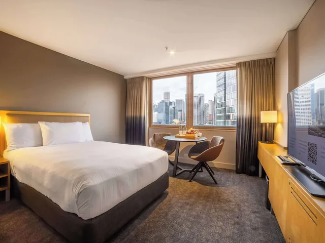 Deluxe, Queen Bed, City Skyline View، Novotel Sydney On Darling Harbour 3/10
