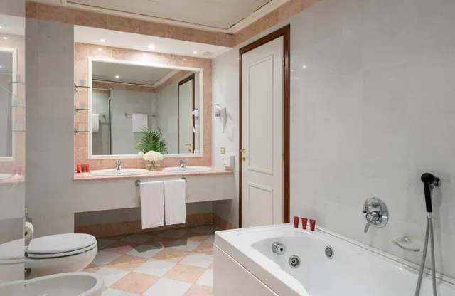 Superior, King Bed, Leonardo Hotel Milan City Center 7/8