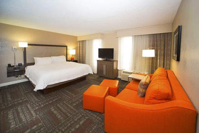 استوديو بسرير كينج مع أريكة، Hampton Inn and Suites Valdosta Conference Center 1/3