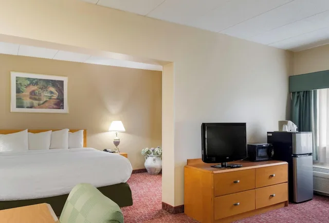 Suite - King Bed Non - Smoking، All Seasons Inn & Suites Smithfield Providence 1/2