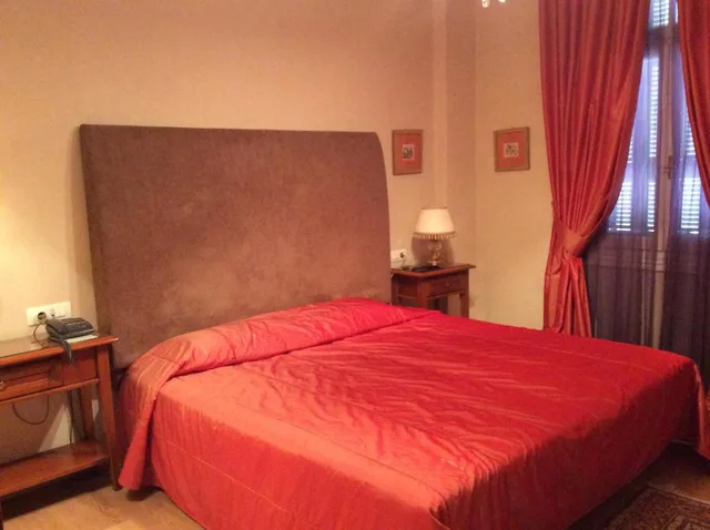 جناح جونيور، Grande Bretagne Hotel 1/5
