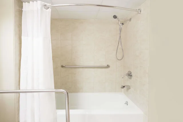 غرفة بسرير كينج لذوي الإعاقة، Americinn By Wyndham Janesville 6/6