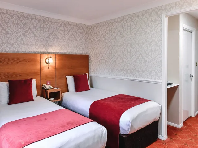 غرفة مريحة بسريرين منفصلين، Fishers Hotel 2/10