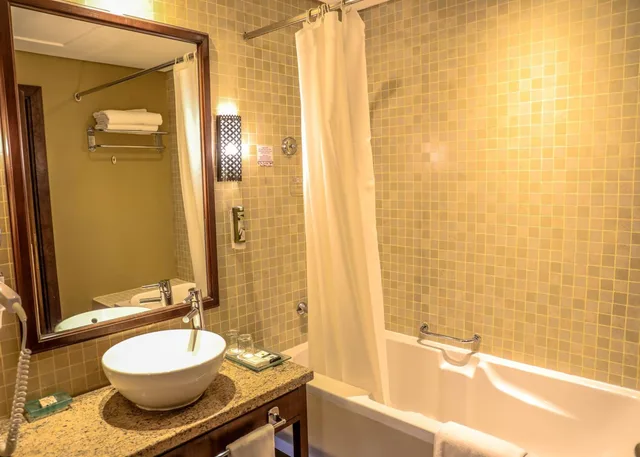 غرفة ديلوكس بسريرين منفصلين بإطلالة لذوي الإعاقة، Aldhafra Resort, Vignette Collection, an IHG Hotel 5/7