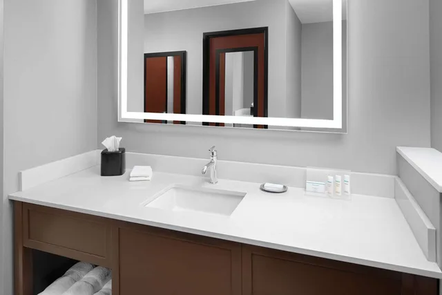 جناح بسرير كينج، Hampton Inn Phoenix Biltmore 2/2