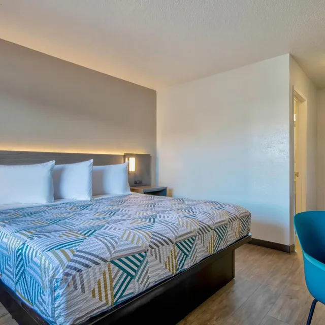غرفة بسرير كينج للمدخنين، Motel6 Santa Fe, NM 3/7