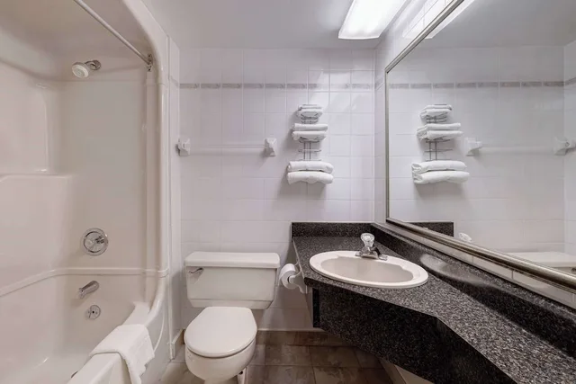 غرفة قياسية بسرير كينج بجاكوزي، Days Inn By Wyndham Niagara Falls Near The Falls 8/10