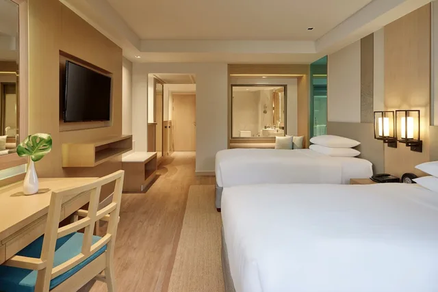 غرفة كبيرة بسريرين مزدوجين بإطلالة على المسبح بشرفة، Phuket Marriott Resort & Spa, Merlin Beach 10/13