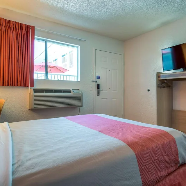 جناح بسرير كوين، Motel6 Rowland Heights, CA - Los Angeles - Pomona 4/10