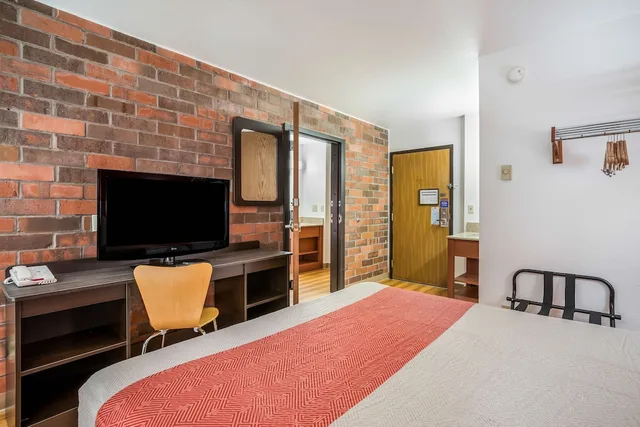 غرفة قياسية بسرير كينج، Motel6 Madison, WI - East 7/10
