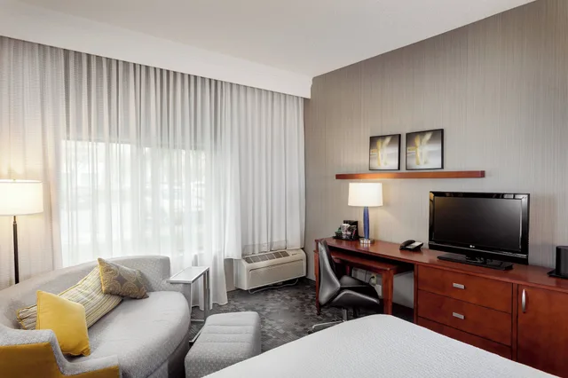 غرفة بسرير كينج مع أريكة، Courtyard by Marriott Stockton 4/8