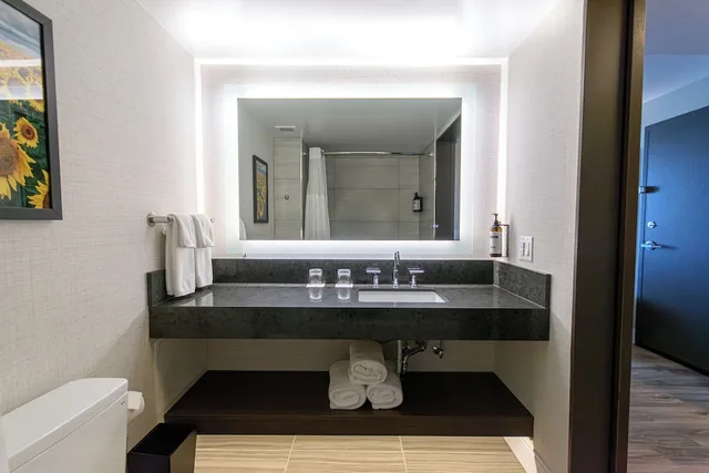 غرفة بسريرين كوين بإطلالة على النهر، Hyatt Regency Wichita 5/7