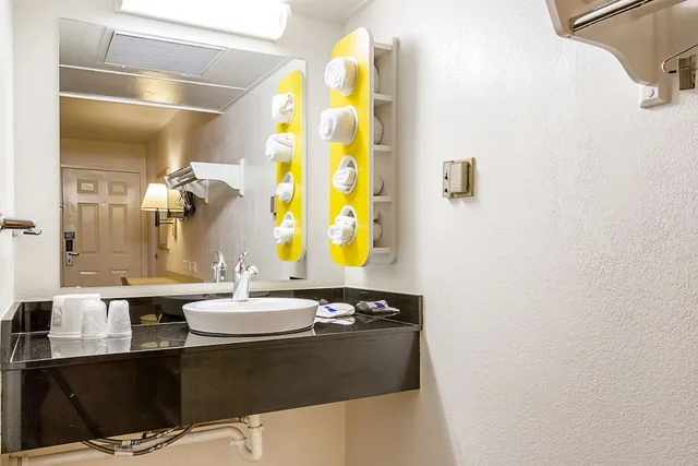 غرفة قياسية بسرير كوين، Motel6 Mesa, AZ - North 8/8