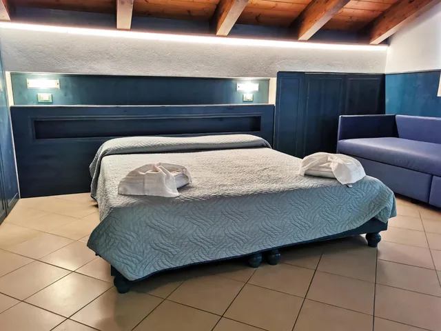 جناح جونيور، Hotel La Plage 2/9