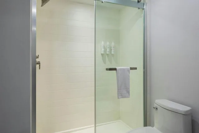 غرفة بسرير كينج بإطلالة، Westchester Marriott 4/6