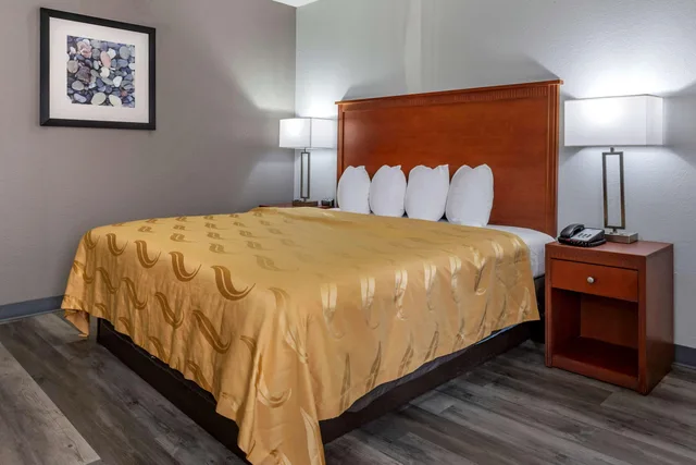 Room, King Bed, Quality Inn Fayetteville near Fort Bragg 2/2