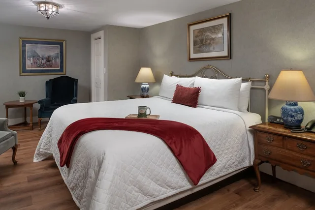 غرفة قياسية بسرير كينج، Christmas Farm Inn and Spa 1/10
