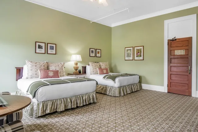 Family, 2 Queen Beds, Parlor، Omni Mount Washington Resort 2/8